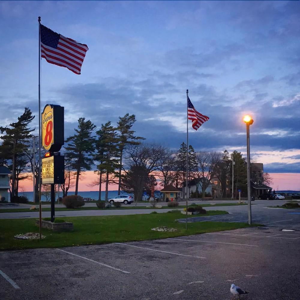 Super 8 By Wyndham Bridgeview Of Mackinaw City Bagian luar foto