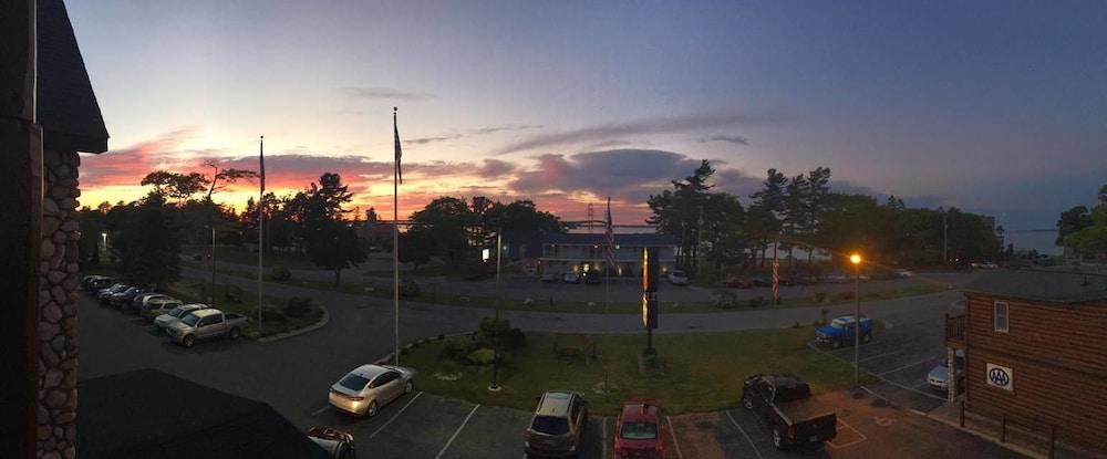 Super 8 By Wyndham Bridgeview Of Mackinaw City Bagian luar foto