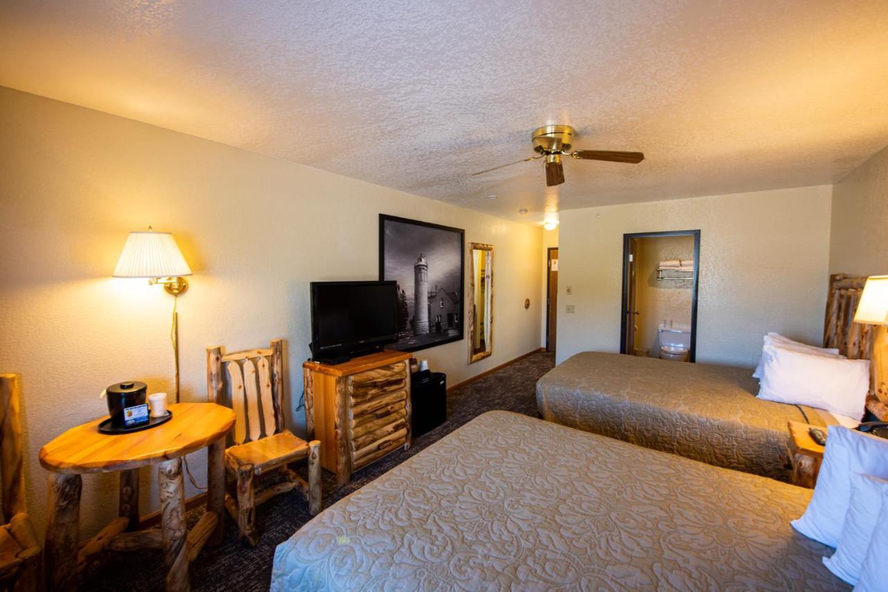 Super 8 By Wyndham Bridgeview Of Mackinaw City Bagian luar foto