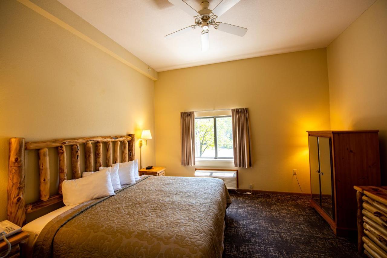Super 8 By Wyndham Bridgeview Of Mackinaw City Bagian luar foto