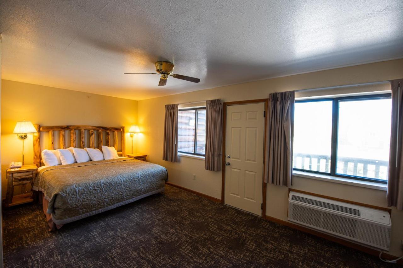 Super 8 By Wyndham Bridgeview Of Mackinaw City Bagian luar foto