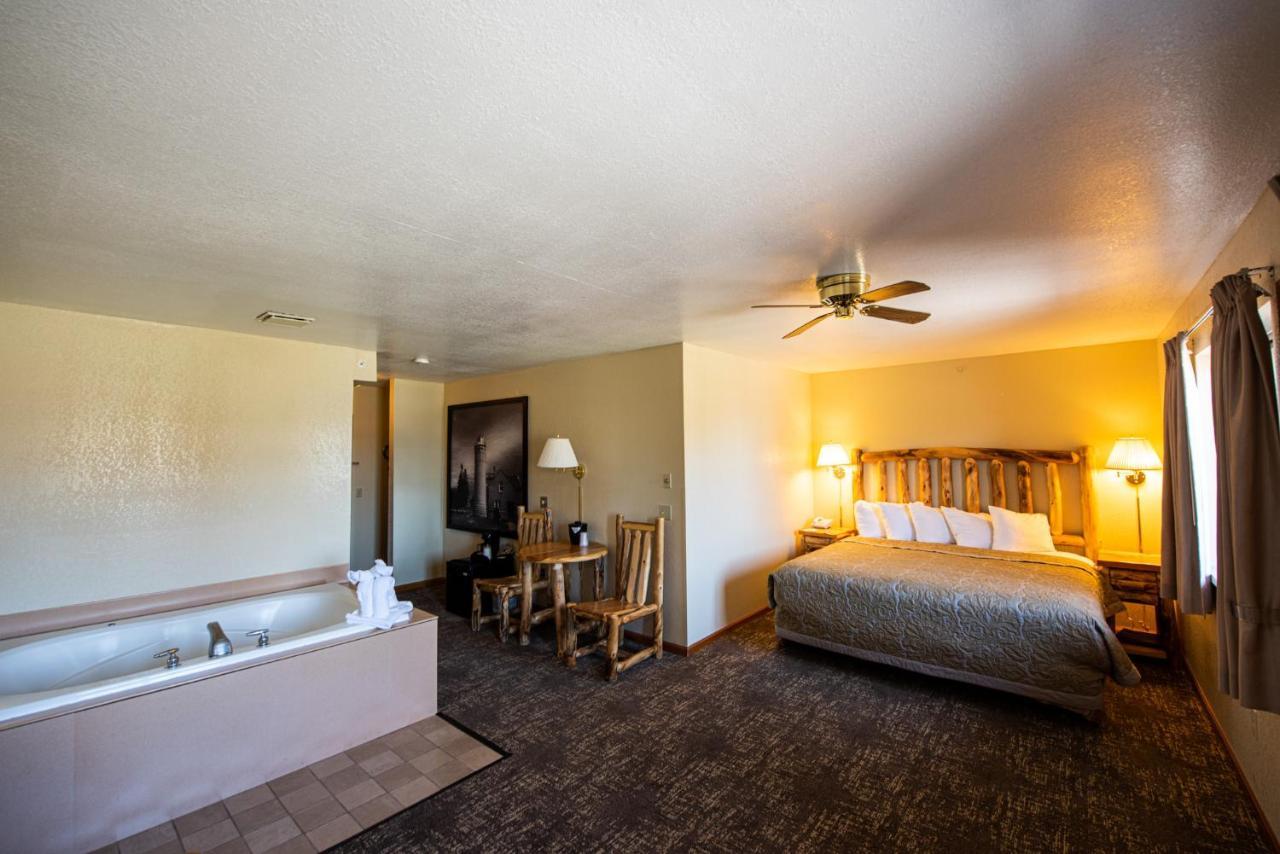 Super 8 By Wyndham Bridgeview Of Mackinaw City Bagian luar foto