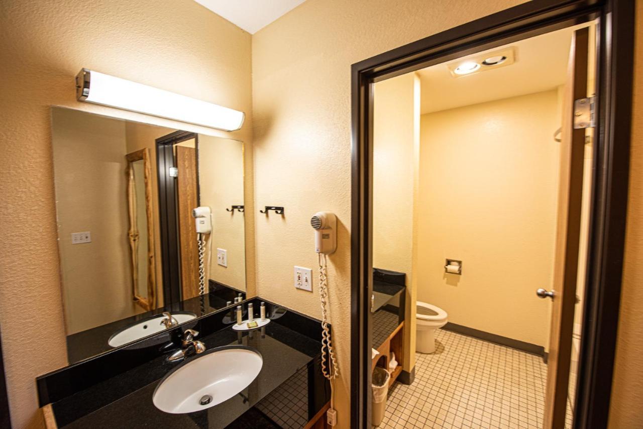 Super 8 By Wyndham Bridgeview Of Mackinaw City Bagian luar foto