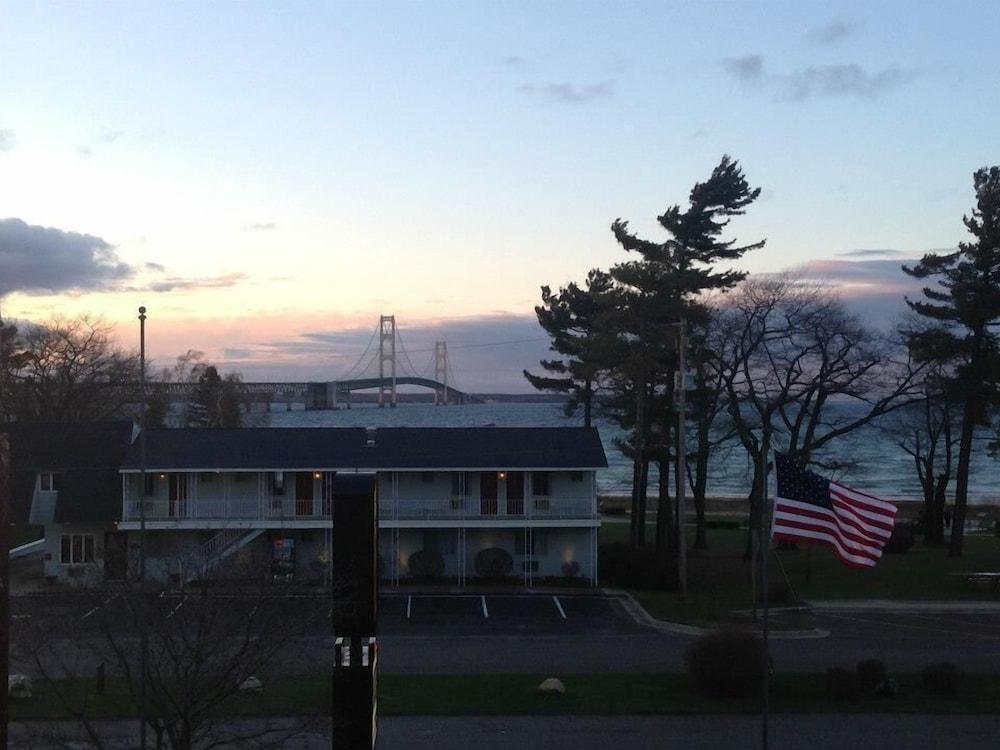 Super 8 By Wyndham Bridgeview Of Mackinaw City Bagian luar foto