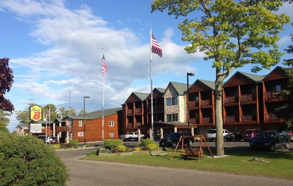 Super 8 By Wyndham Bridgeview Of Mackinaw City Bagian luar foto