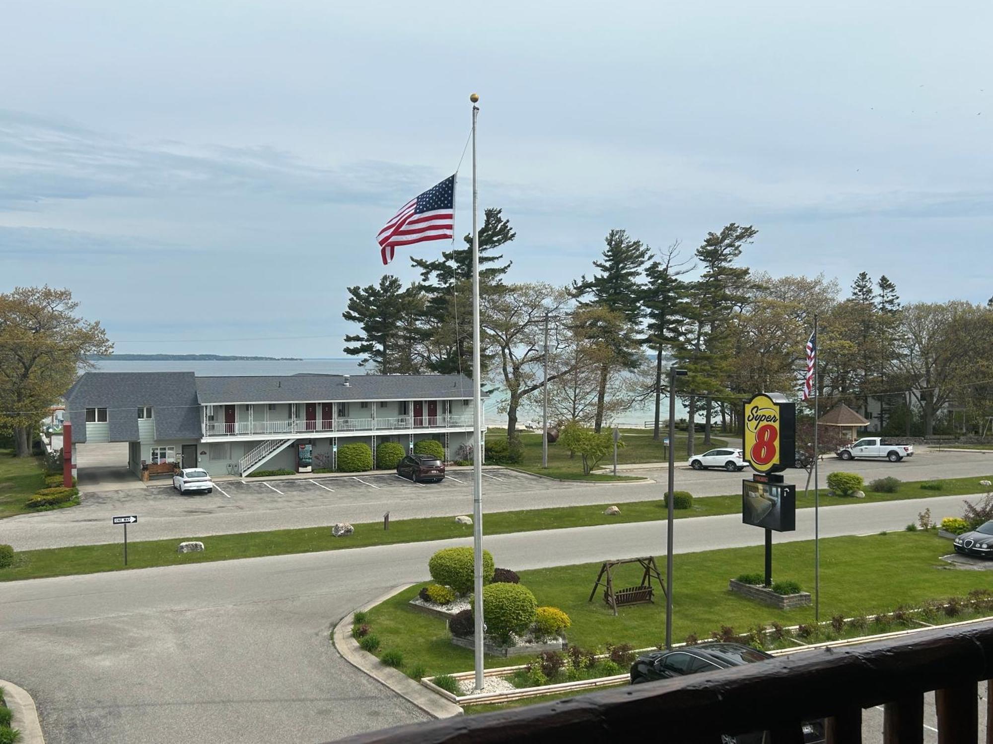Super 8 By Wyndham Bridgeview Of Mackinaw City Bagian luar foto