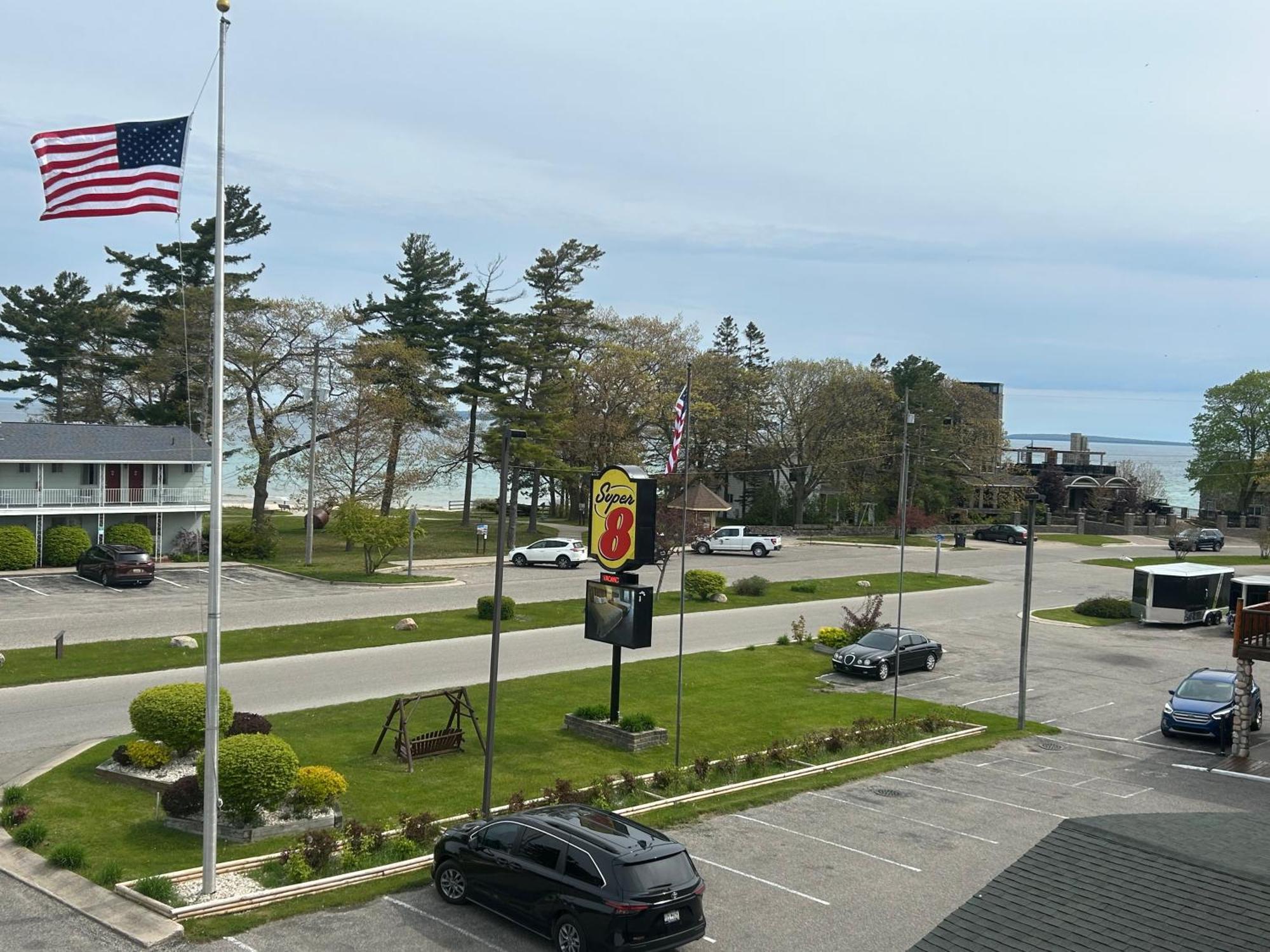 Super 8 By Wyndham Bridgeview Of Mackinaw City Bagian luar foto