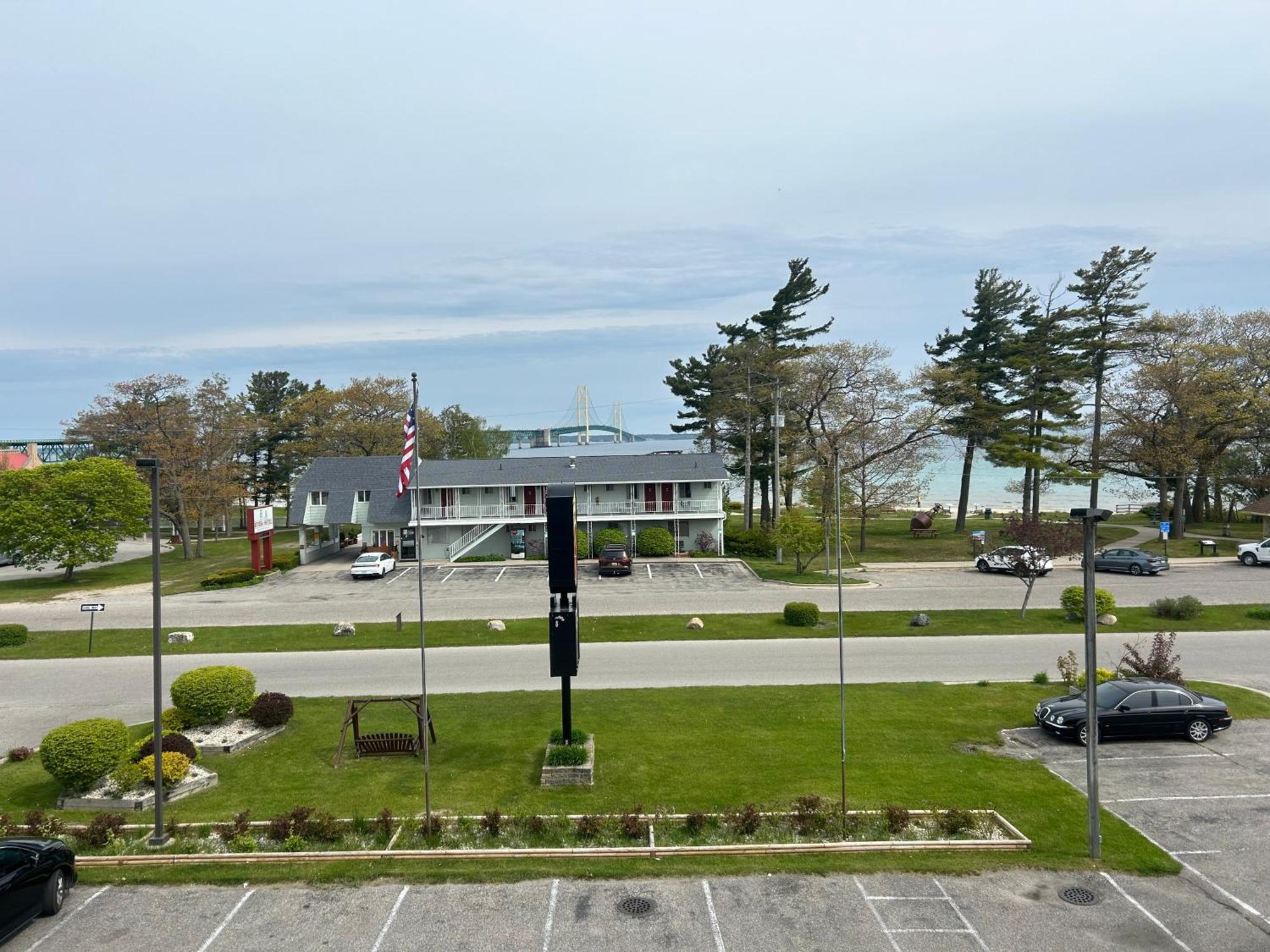 Super 8 By Wyndham Bridgeview Of Mackinaw City Bagian luar foto