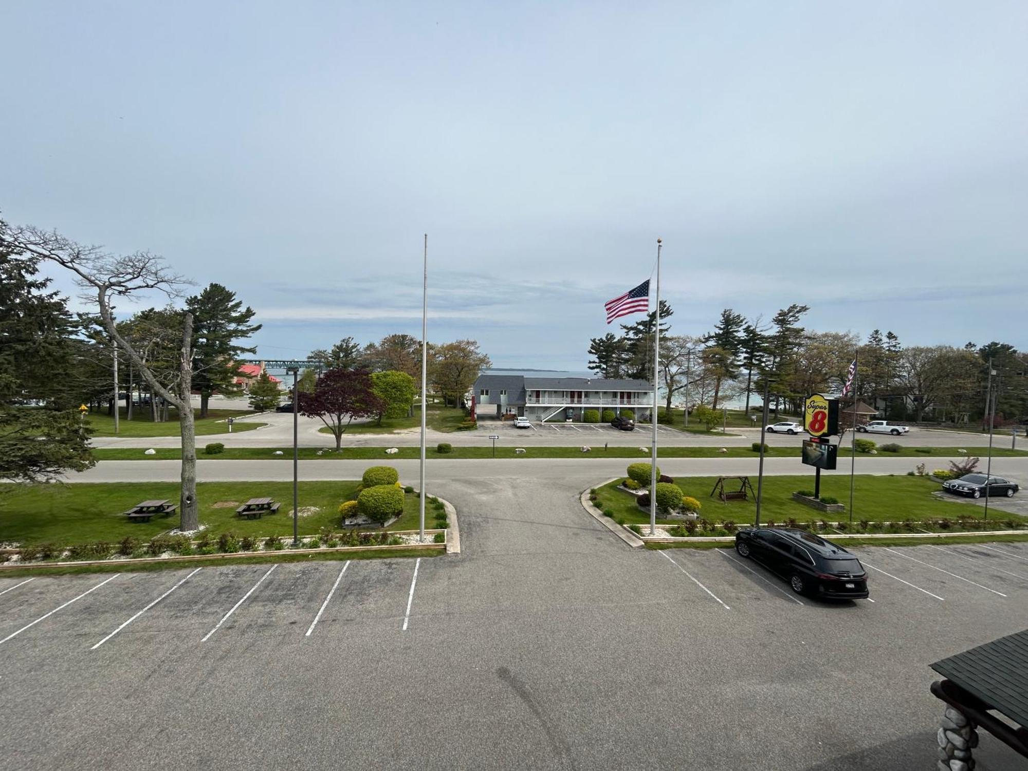 Super 8 By Wyndham Bridgeview Of Mackinaw City Bagian luar foto