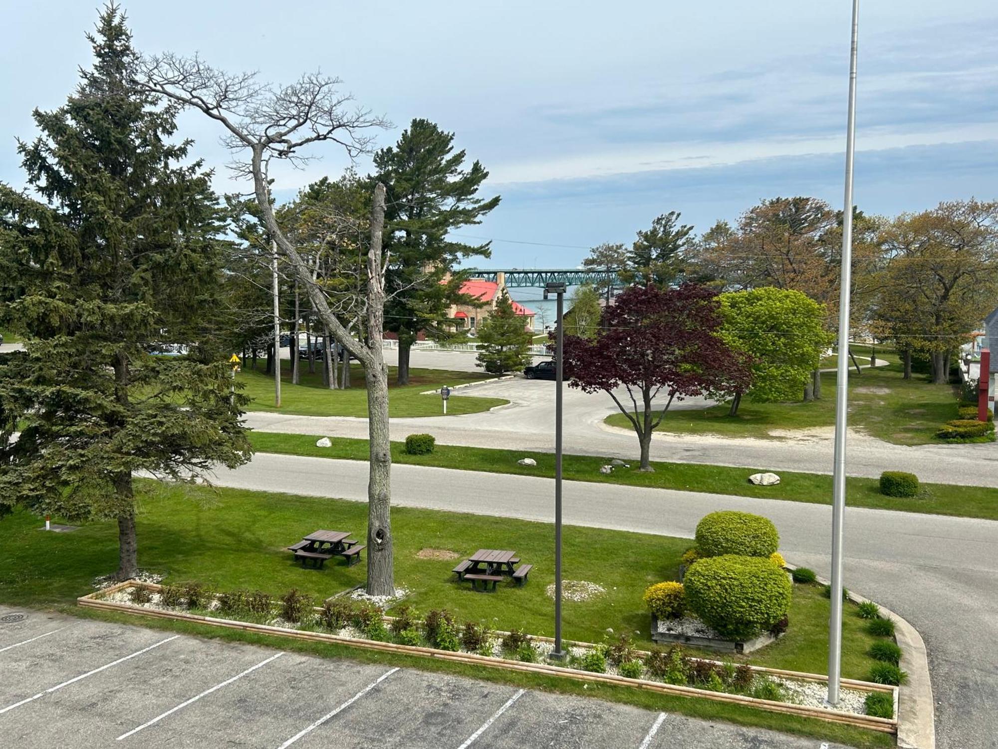 Super 8 By Wyndham Bridgeview Of Mackinaw City Bagian luar foto