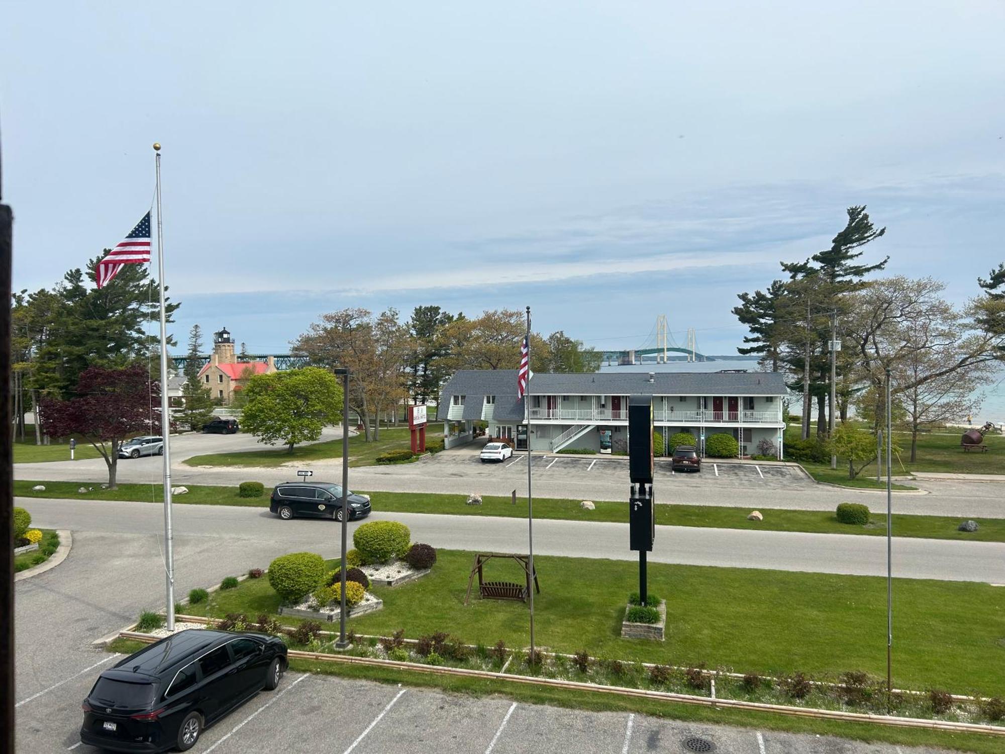 Super 8 By Wyndham Bridgeview Of Mackinaw City Bagian luar foto