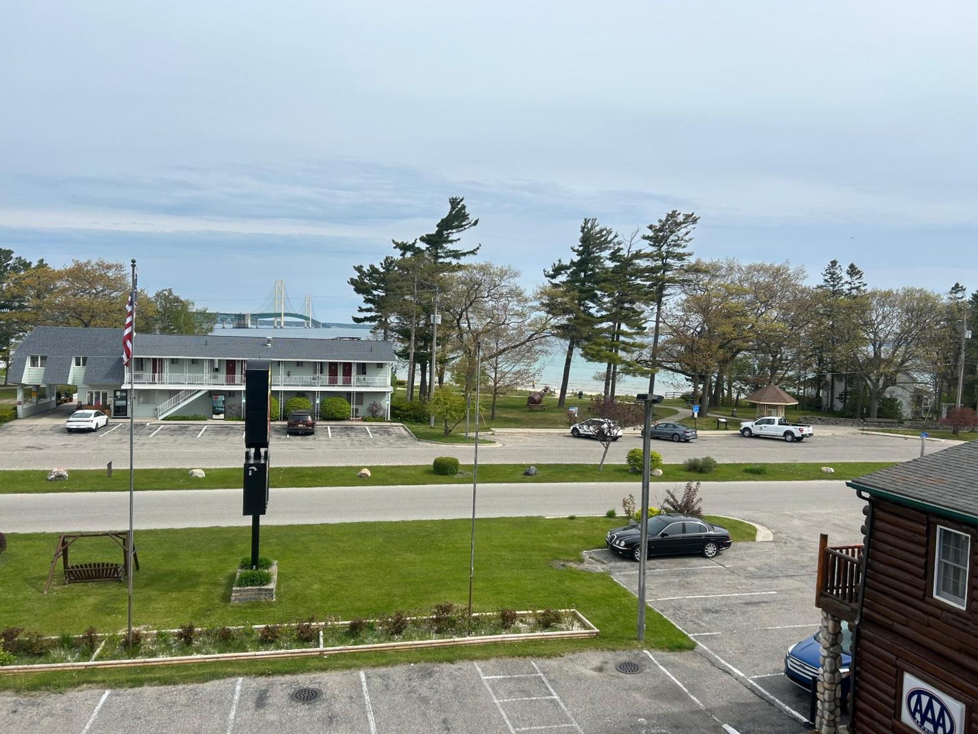 Super 8 By Wyndham Bridgeview Of Mackinaw City Bagian luar foto