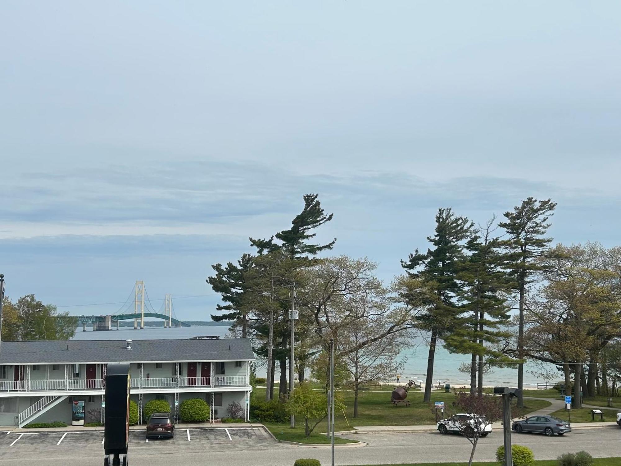 Super 8 By Wyndham Bridgeview Of Mackinaw City Bagian luar foto