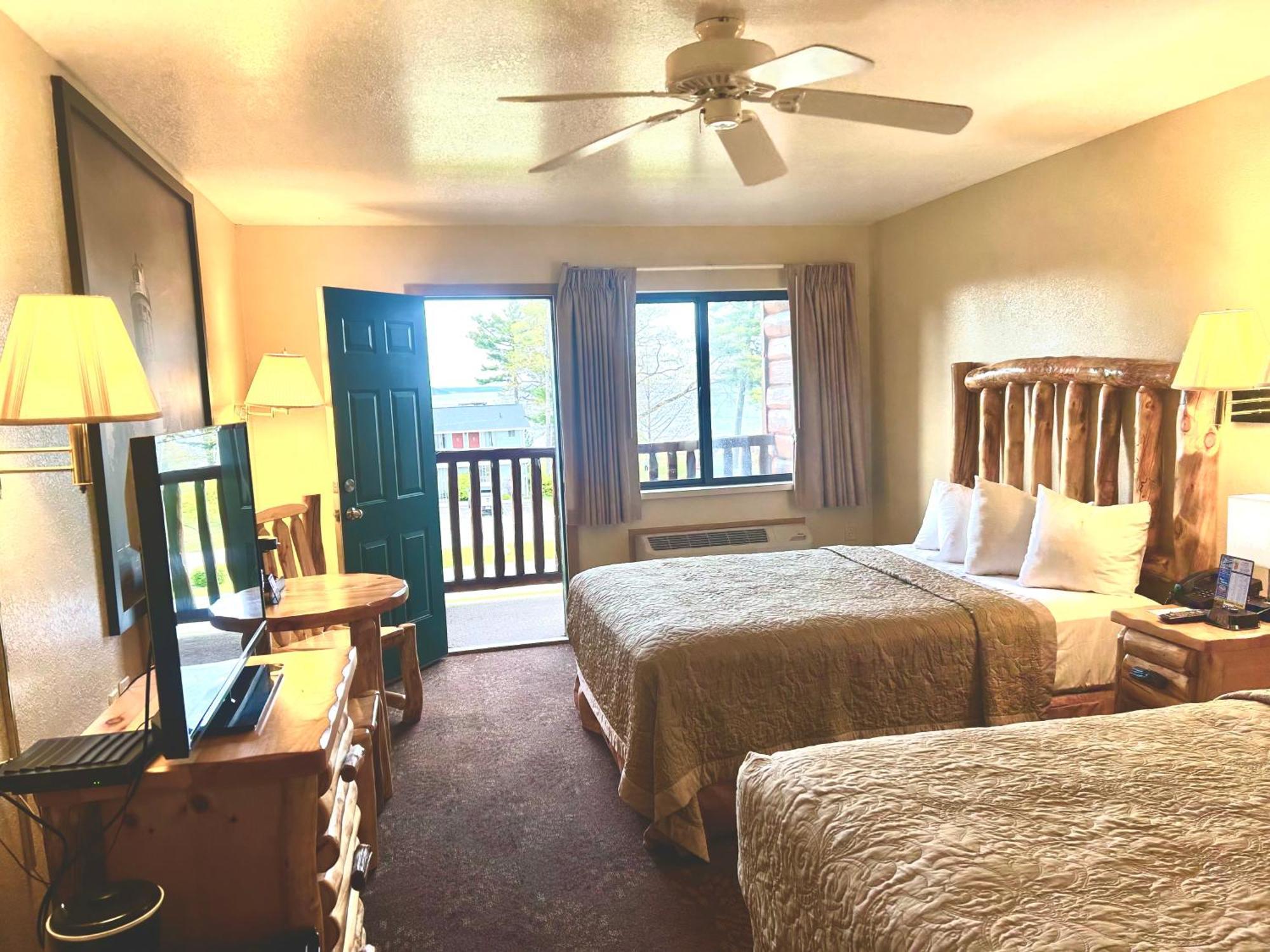 Super 8 By Wyndham Bridgeview Of Mackinaw City Bagian luar foto