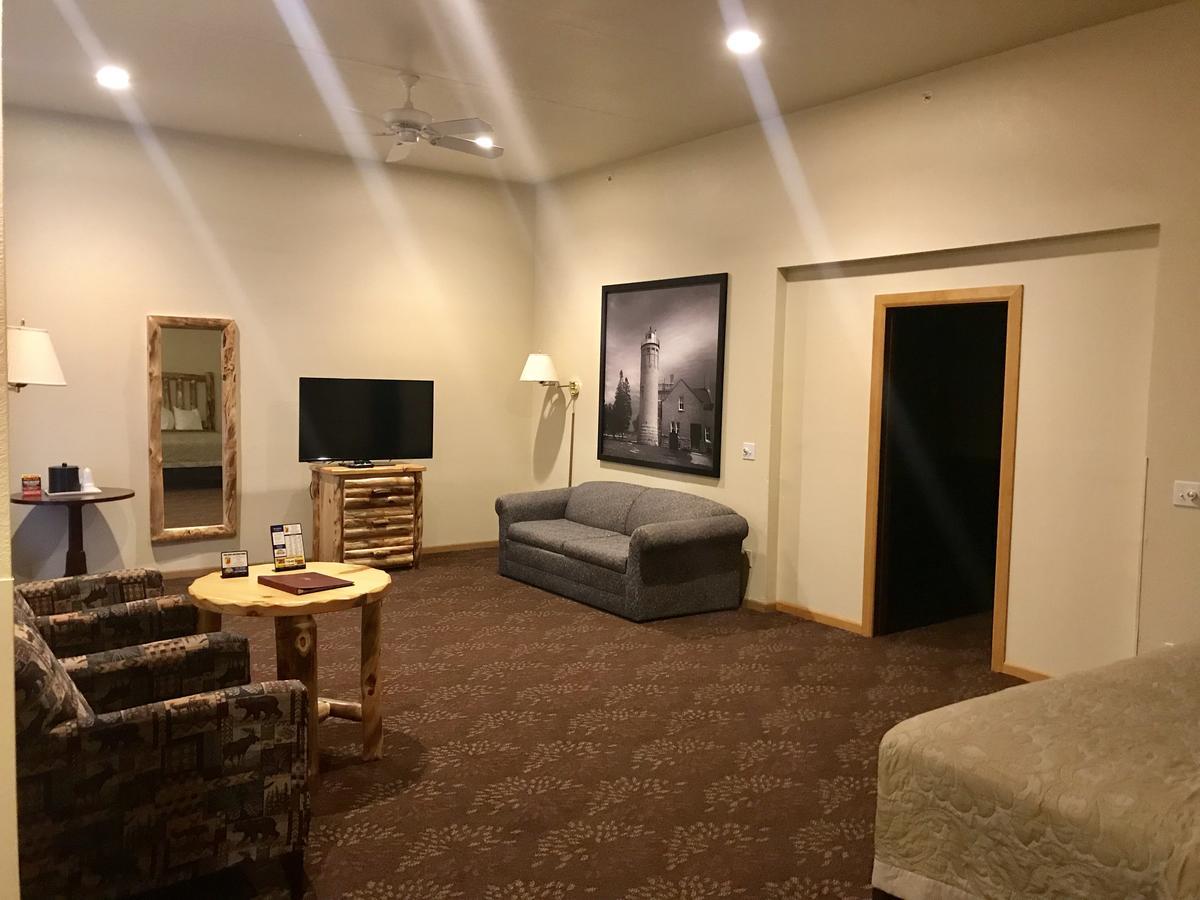 Super 8 By Wyndham Bridgeview Of Mackinaw City Bagian luar foto