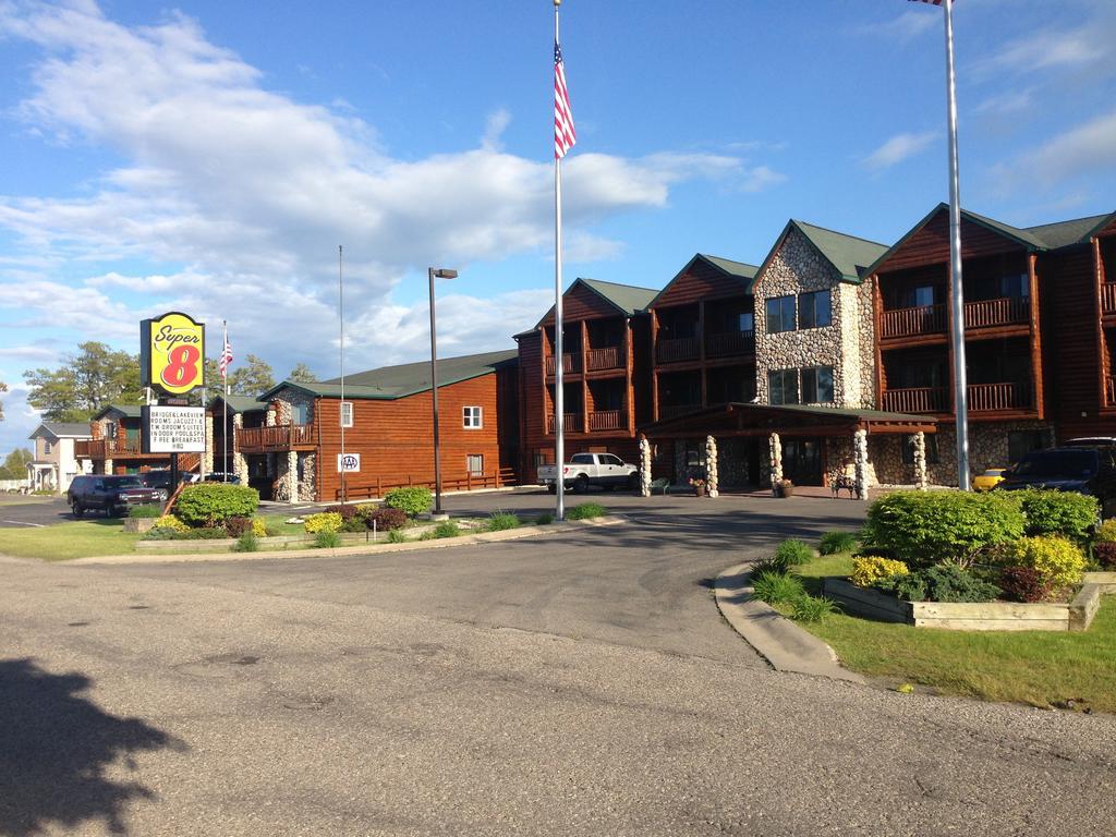 Super 8 By Wyndham Bridgeview Of Mackinaw City Bagian luar foto
